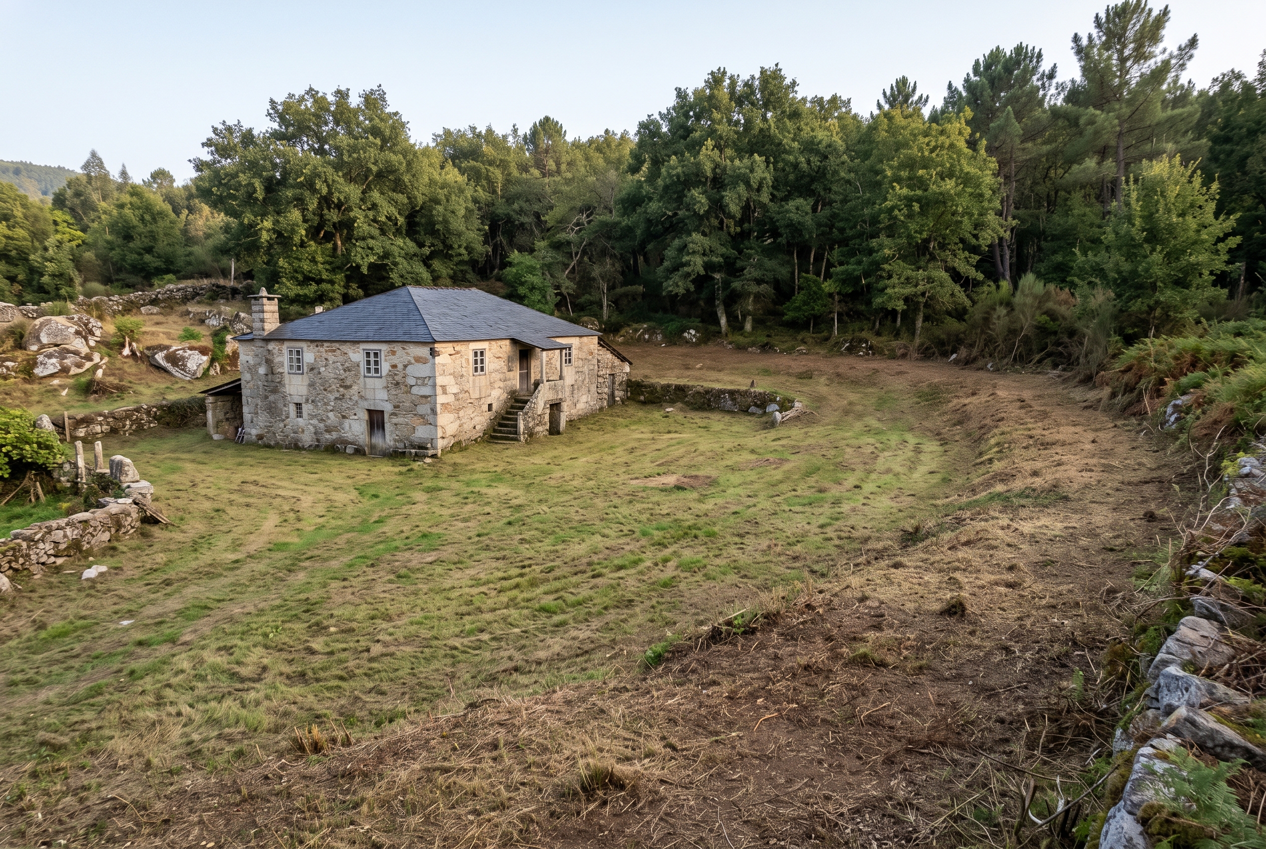 Finca limpia alrededor de una casa de piedra gallega